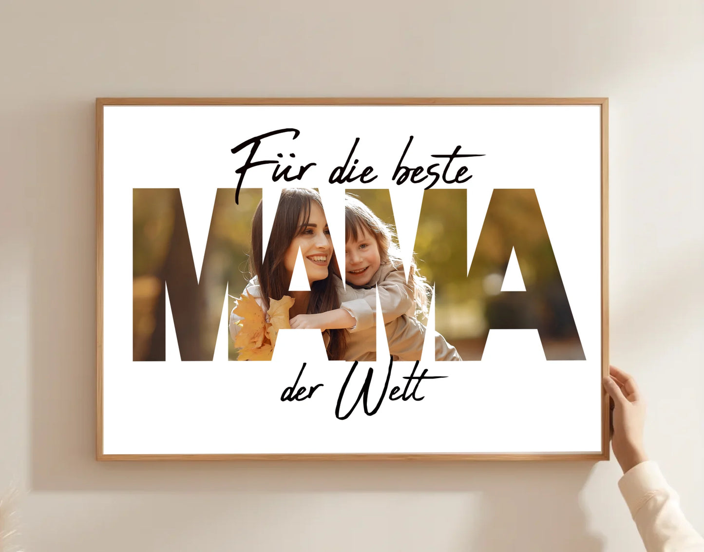 Clean Mockup Breit (Mit Hand) TeeInBlue